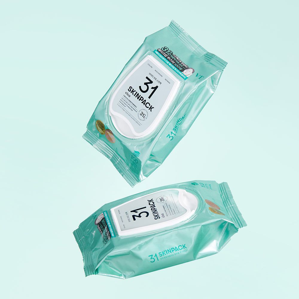 Due confezioni di salviettine VT Cosmetics Cica Skin Pack fluttuanti.