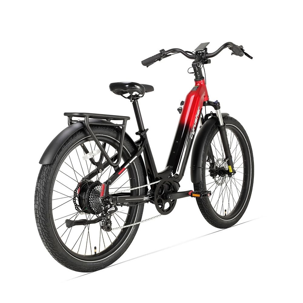 E-bike rossa e nera con logo CYRUSHER. Portapacchi, parafanghi e freni a disco visibili.