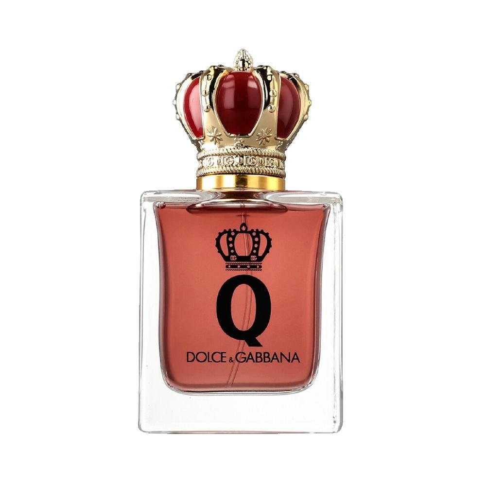 Flacone di profumo con contenuto rosso. Tappo a corona rosso. Scritta: Q, Dolce & Gabbana. Forma quadrata.
