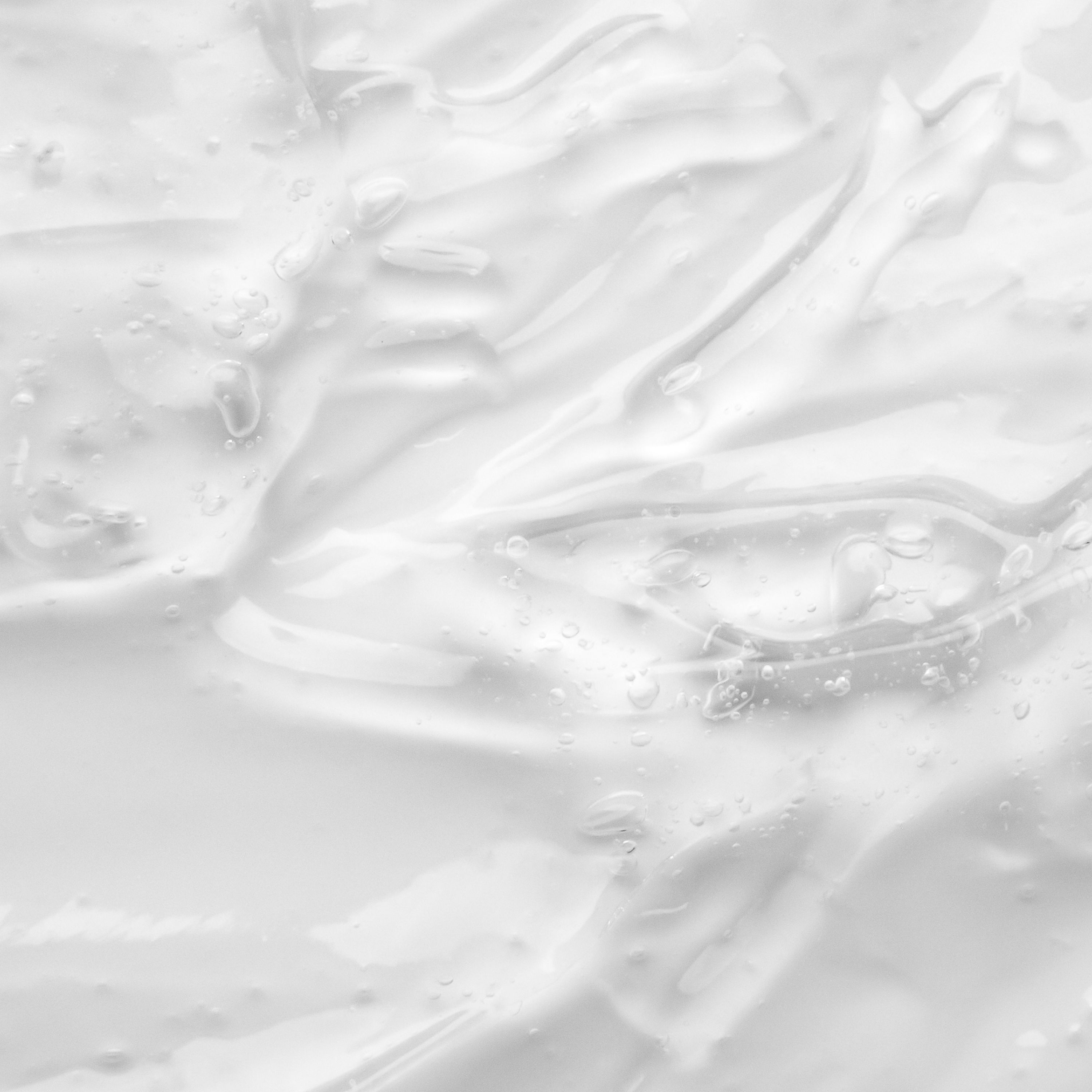 Primo piano di una texture gel trasparente con piccole bollicine d'aria.