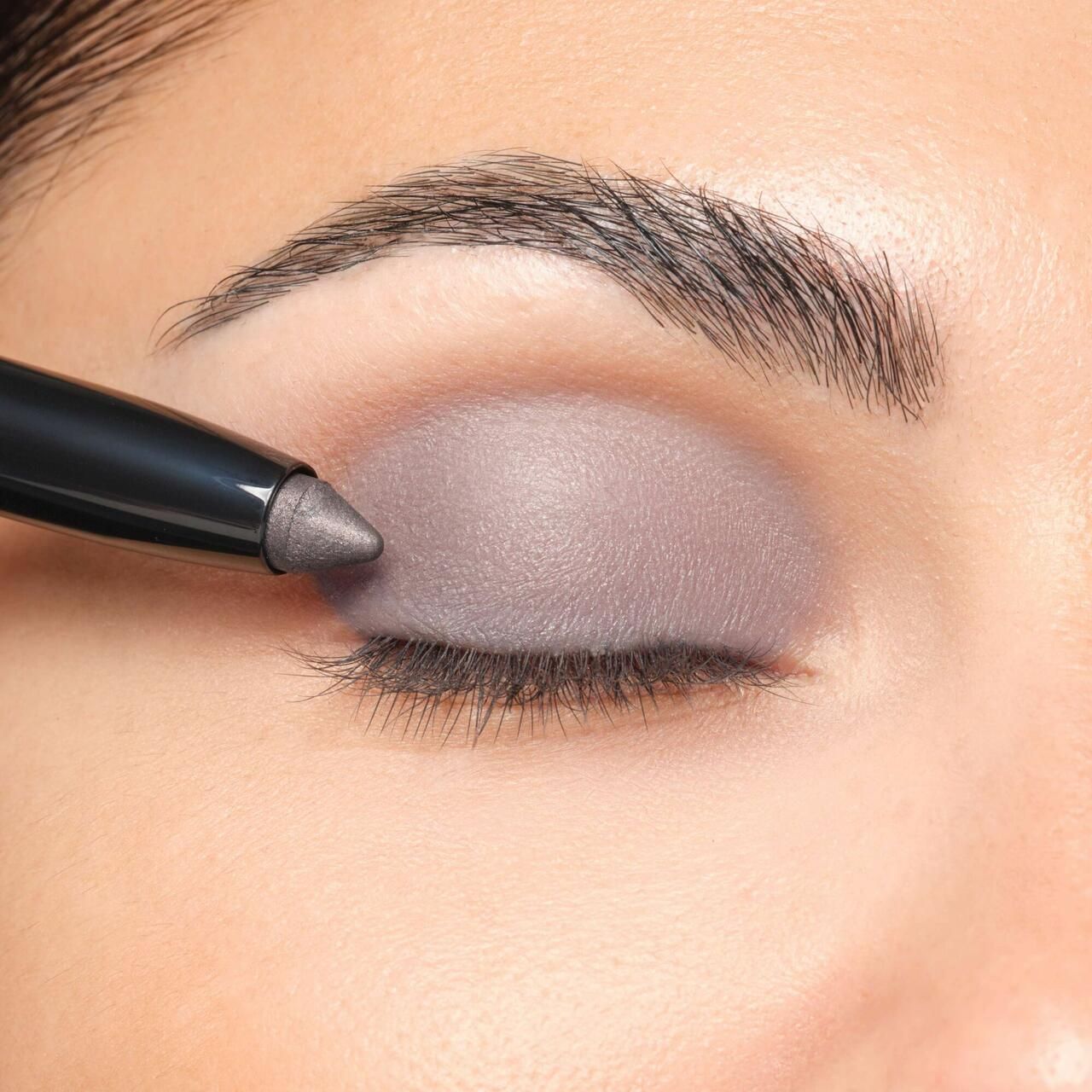 Occhio con ombretto applicato. Artdeco High Performance Eyeshadow Stylo in uso. Ombretto grigio.