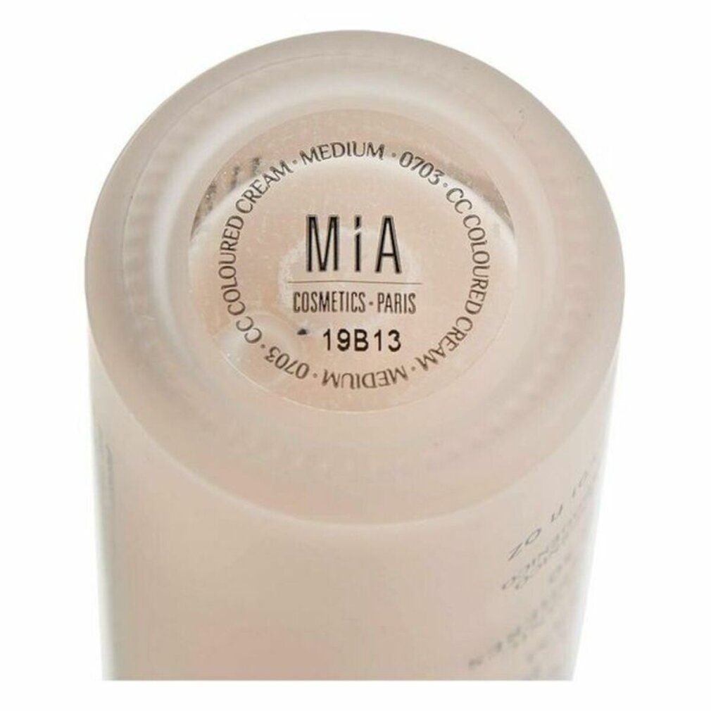 Base di un flacone di crema CC. Scritte: Mia Cosmetics, CC Cream Medium, 19B13. 50ml.