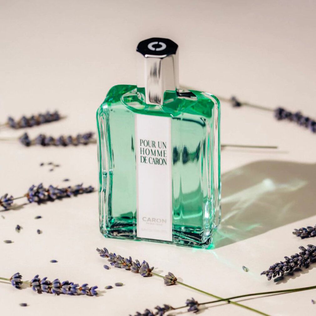Spray Eau de Toilette verde con fiori di lavanda. Scritta: Pour Un Homme de Caron, Eau de Toilette. Marchio Caron. Tappo argentato.
