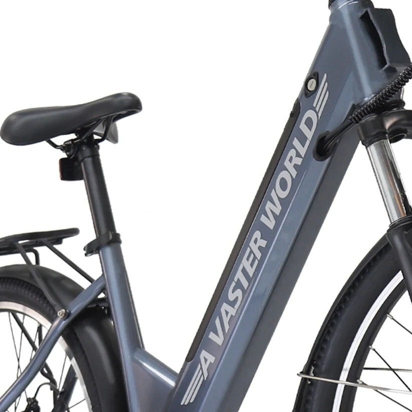 Primo piano del telaio di una bicicletta elettrica grigia. Scritta 'A VASTER WORLD'.