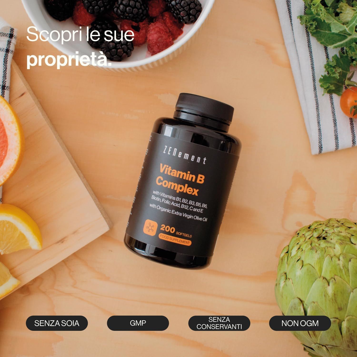 Flacone nero di capsule Zenement Vitamina B Complex. Scritta: 200 capsule. Frutta e verdura su un tavolo di legno.