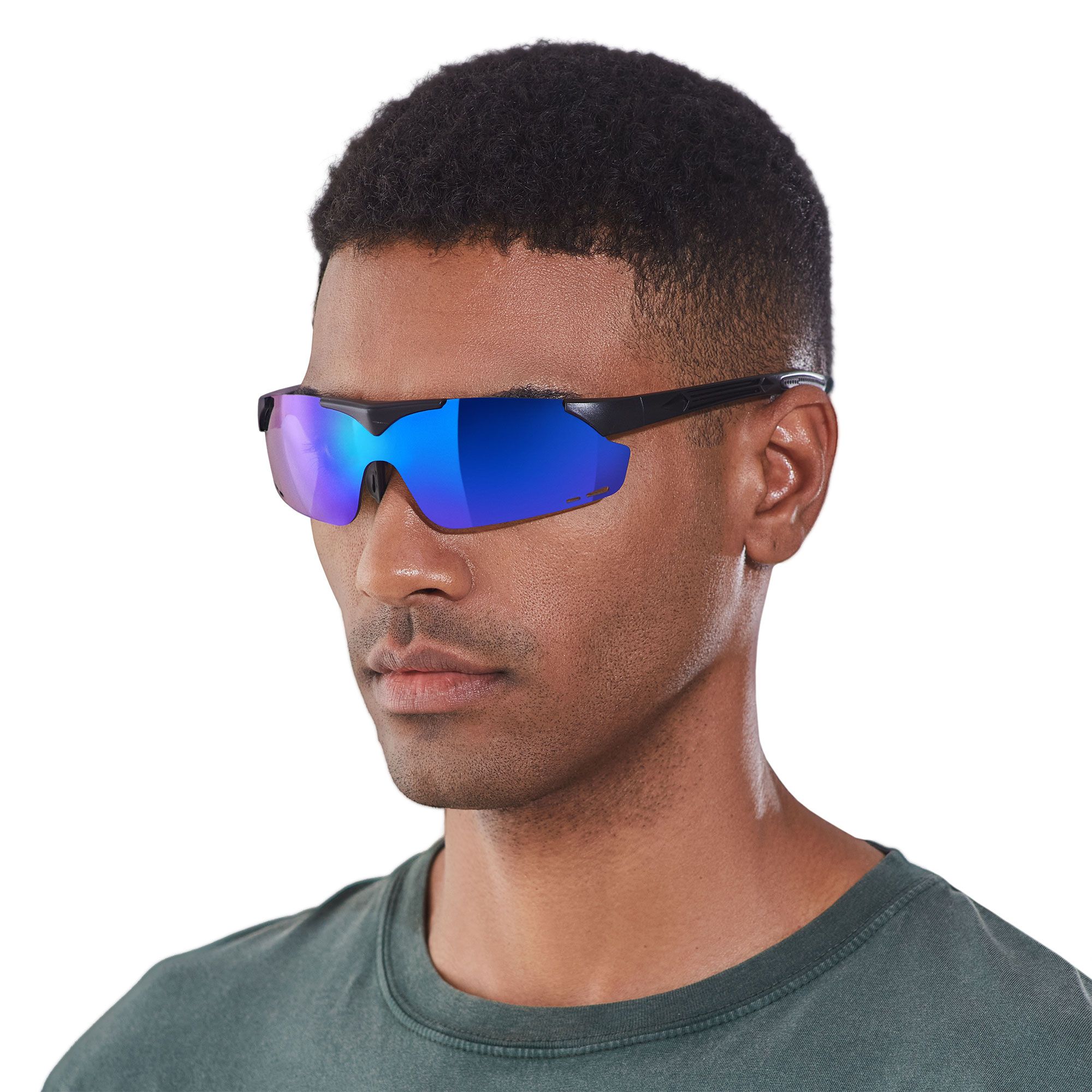 Occhiali da sole sportivi con montatura nera e lenti a specchio blu, indossati da un uomo.