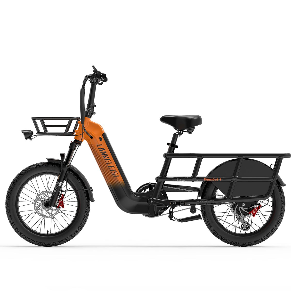 E-bike da carico arancione e nero. Cestino anteriore, portapacchi posteriore. Marchio Lankeleisi. Freni a disco. Pneumatici neri.