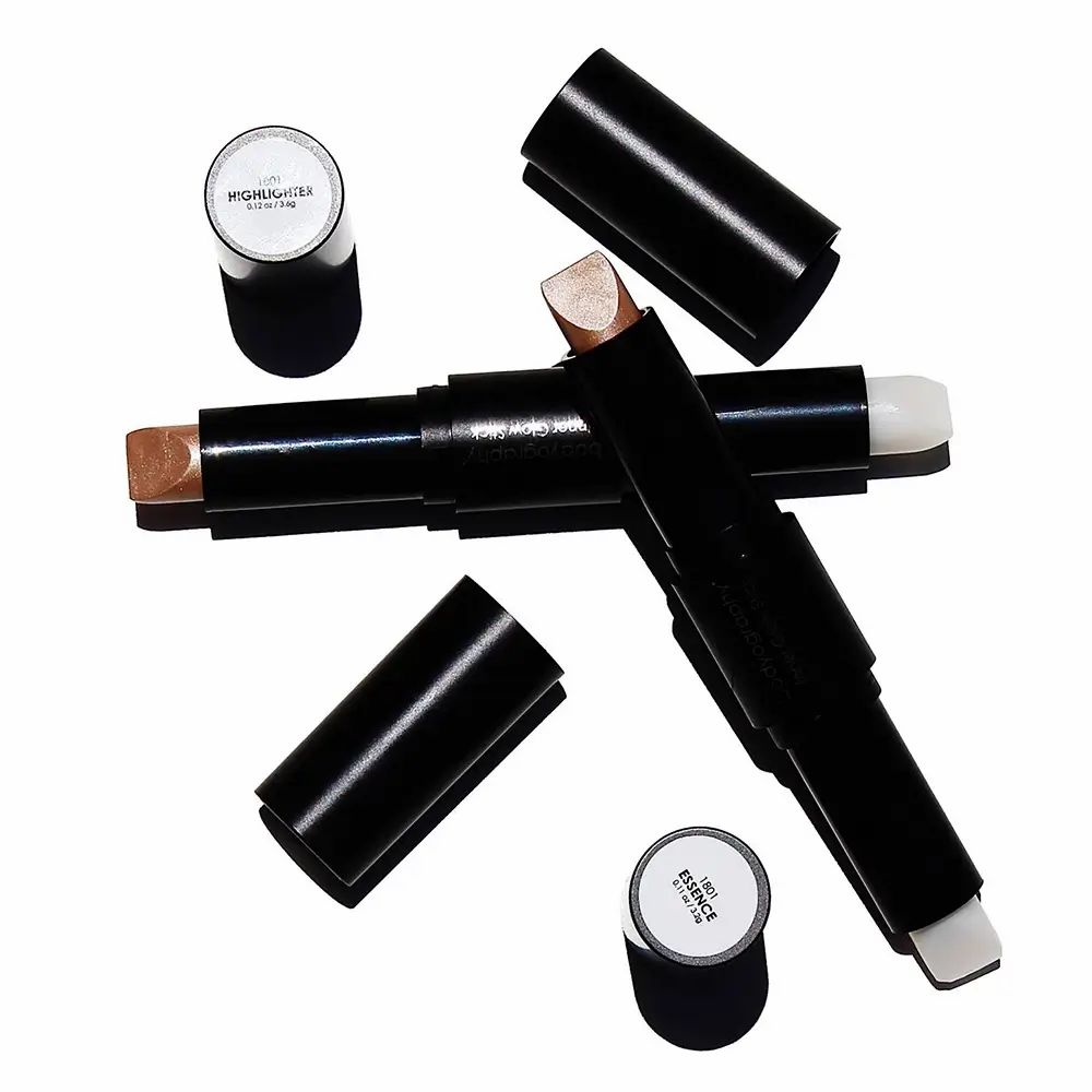 Diversi stick neri con cappucci aperti. Due stick mostrano punte color crema e champagne. Sui cappucci è scritto "Highlighter".