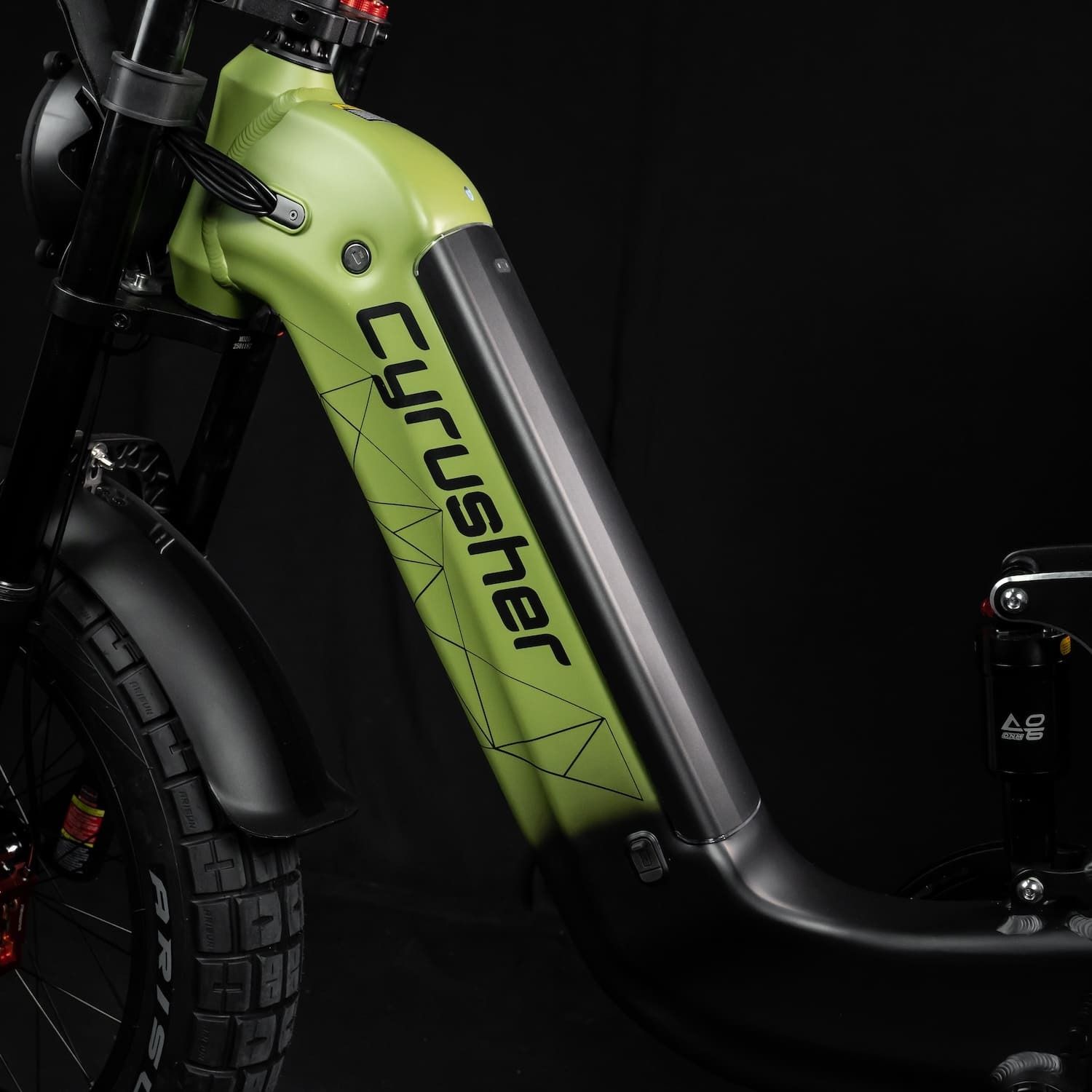 Primo piano del telaio con il nome Cyrusher. Il telaio è verde e nero.