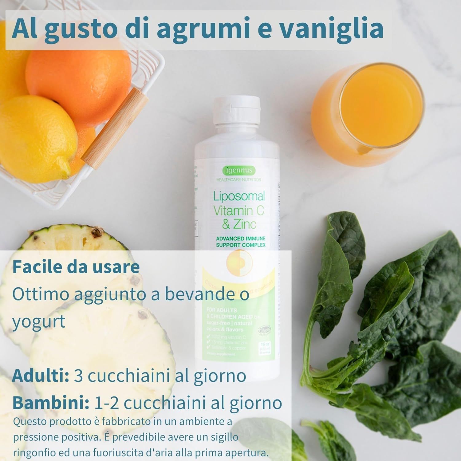 Flacone del prodotto, frutta e bicchiere. Testo: Al gusto di agrumi e vaniglia. Uso: In bevande o yogurt. Dosaggio: Adulti 3 cucchiaini, bambini 1-2 cucchiaini.