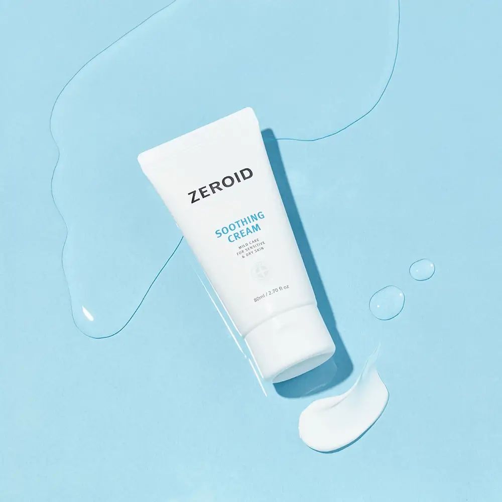 Tubo bianco ZEROID Soothing Cream su sfondo blu. Crema e gocce d'acqua.