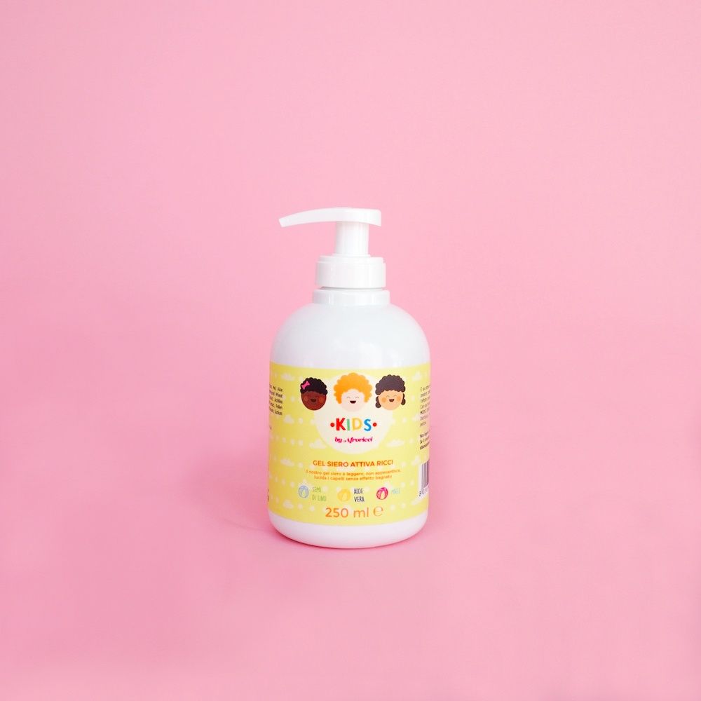 Flacone bianco con etichetta gialla. Disegni di bambini e testo sull'etichetta. Con chiusura a pompa.