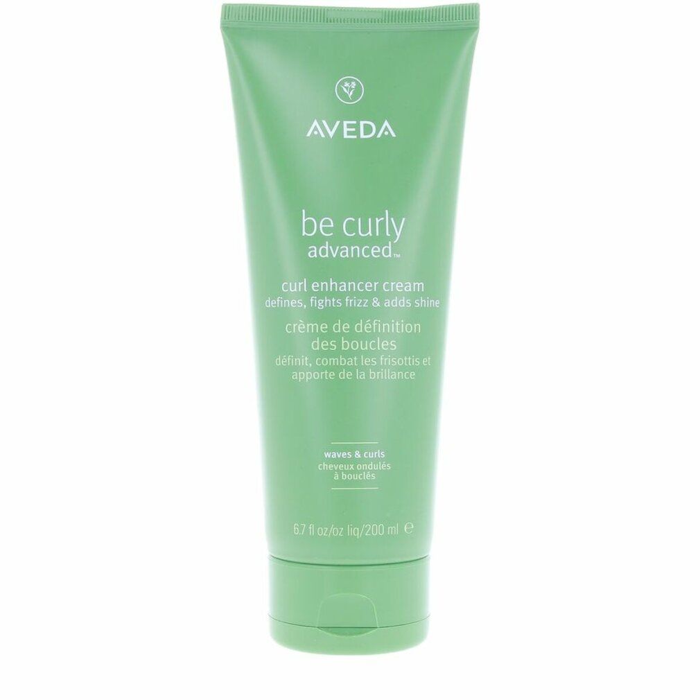 Tubo verde con logo AVEDA e nome del prodotto. Testo: Be Curly Advanced Curl Enhancer Creme. Creme de definition des boucles.