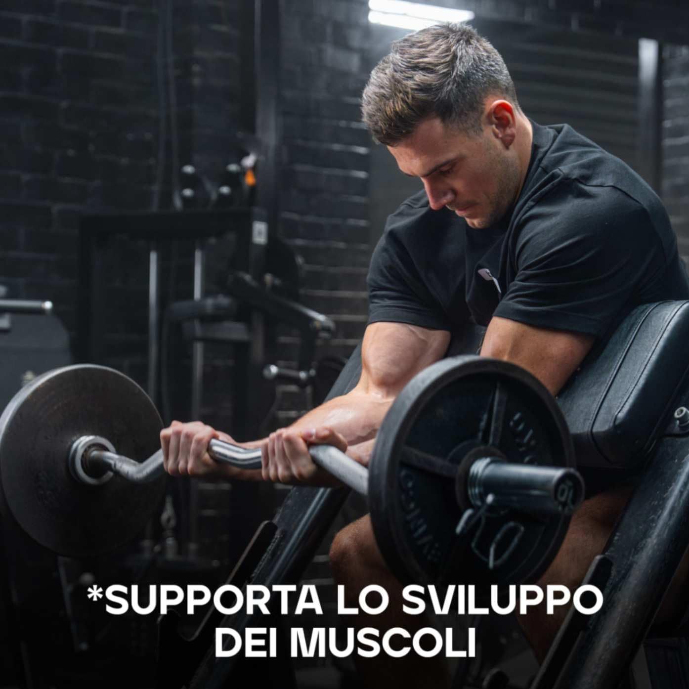 Uomo che si allena con bilanciere. Testo: *SUPPORTA LO SVILUPPO DEI MUSCOLI.