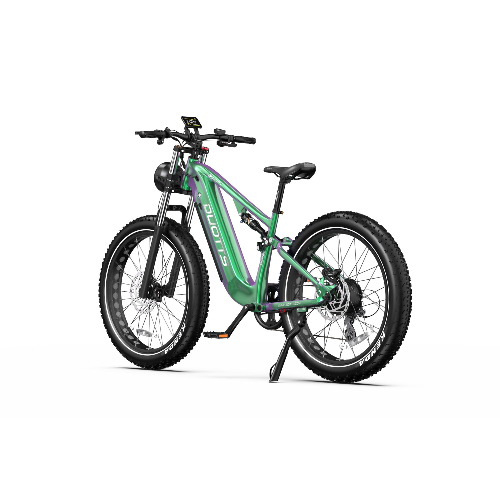 Mountain bike elettrica verde. Pneumatici neri KENDA. Logo DUOTTS sul telaio. Cavalletto.