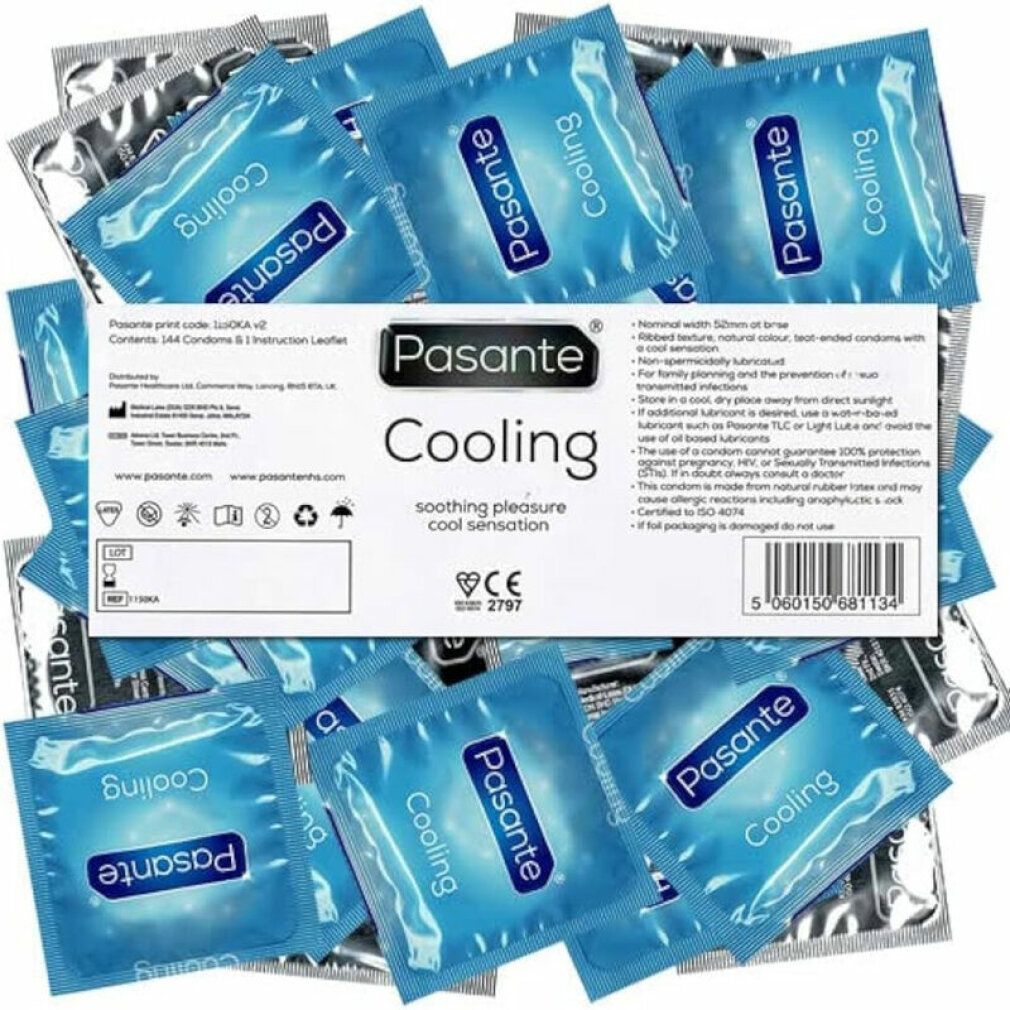 Preservativi in confezioni singole blu. Pasante Cooling, testo sulla confezione. Marchio CE.