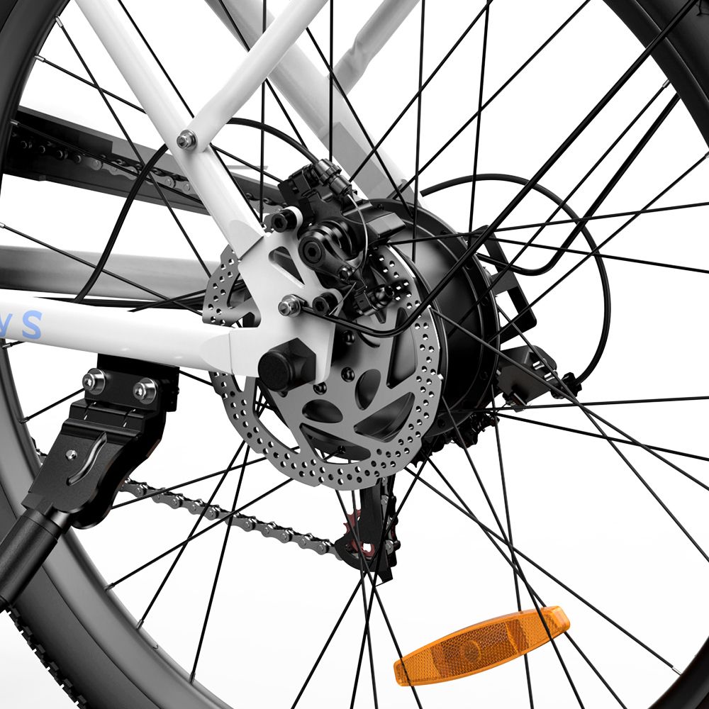 Ruota posteriore di una bicicletta elettrica bianca. Freno a disco, cassetta, parafango e catarifrangente.