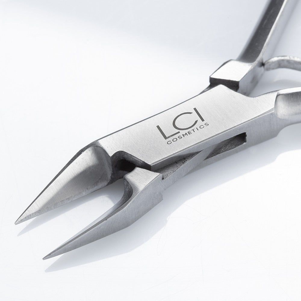 Primo piano del tronchese. Logo LCI Cosmetics. Lame appuntite.