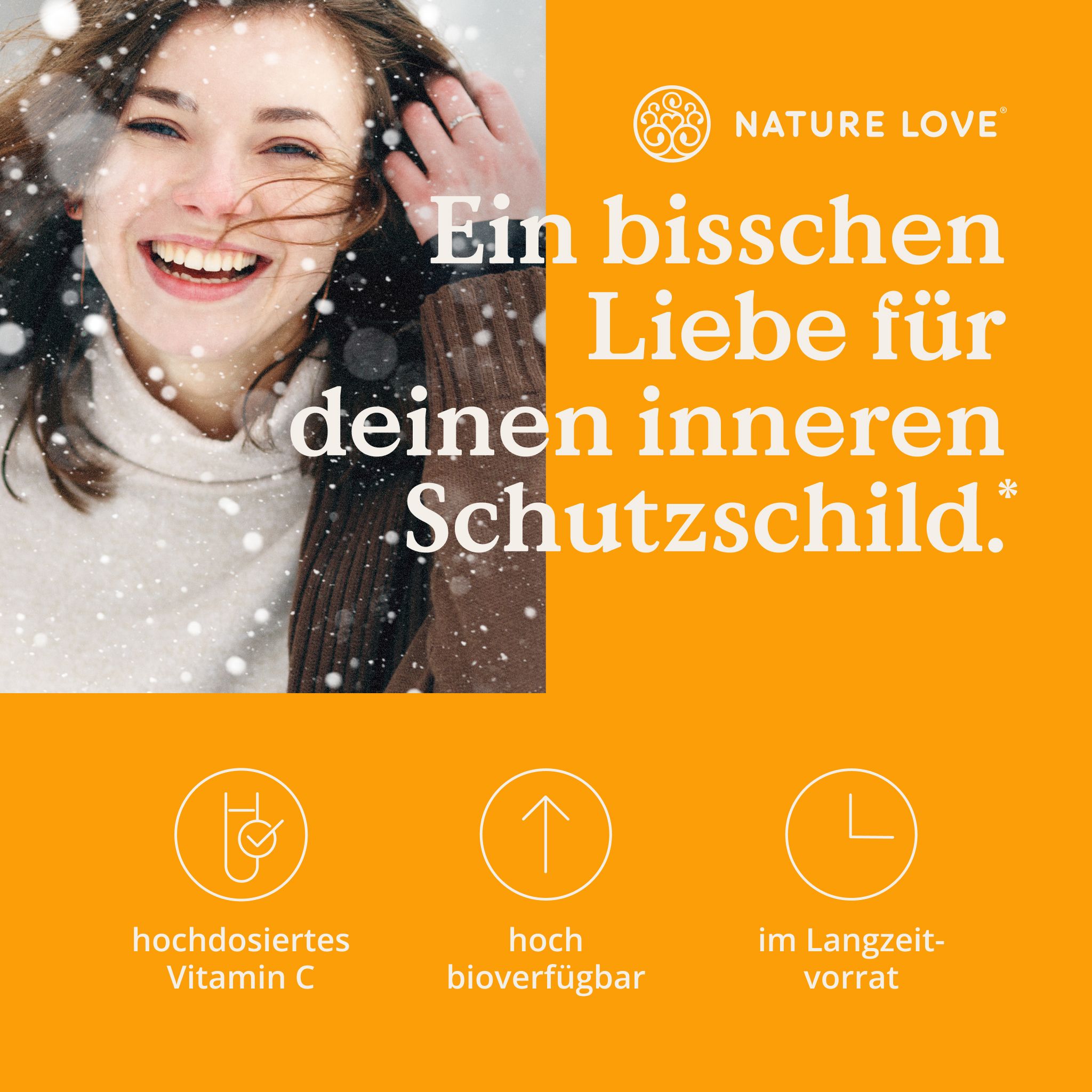 Donna sorridente nella neve, accanto a testo sulla vitamina C, ad alto dosaggio, biodisponibile, scorta a lungo termine.
