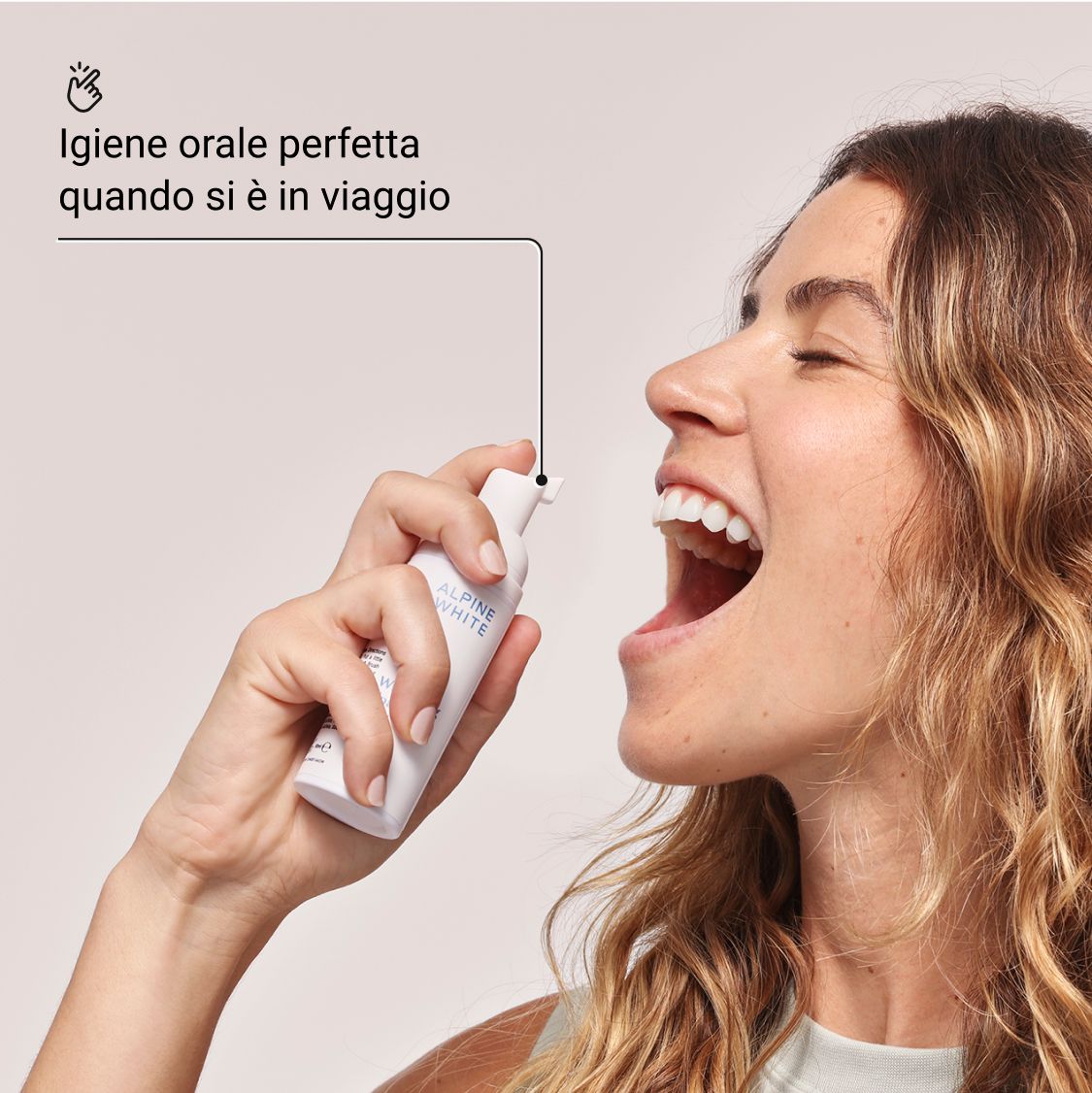 Donna che spruzza "ALPINE WHITE Whitening Foam" in bocca. Testo: Igiene orale perfetta.