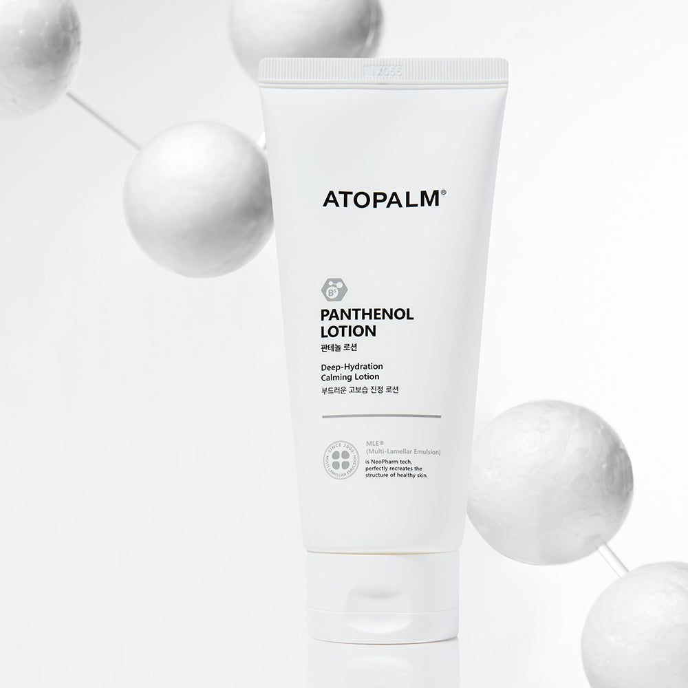 Tubo bianco ATOPALM Panthenol Lotion. Testo inglese e coreano. Logo e testo. Sfondo con sfere bianche.