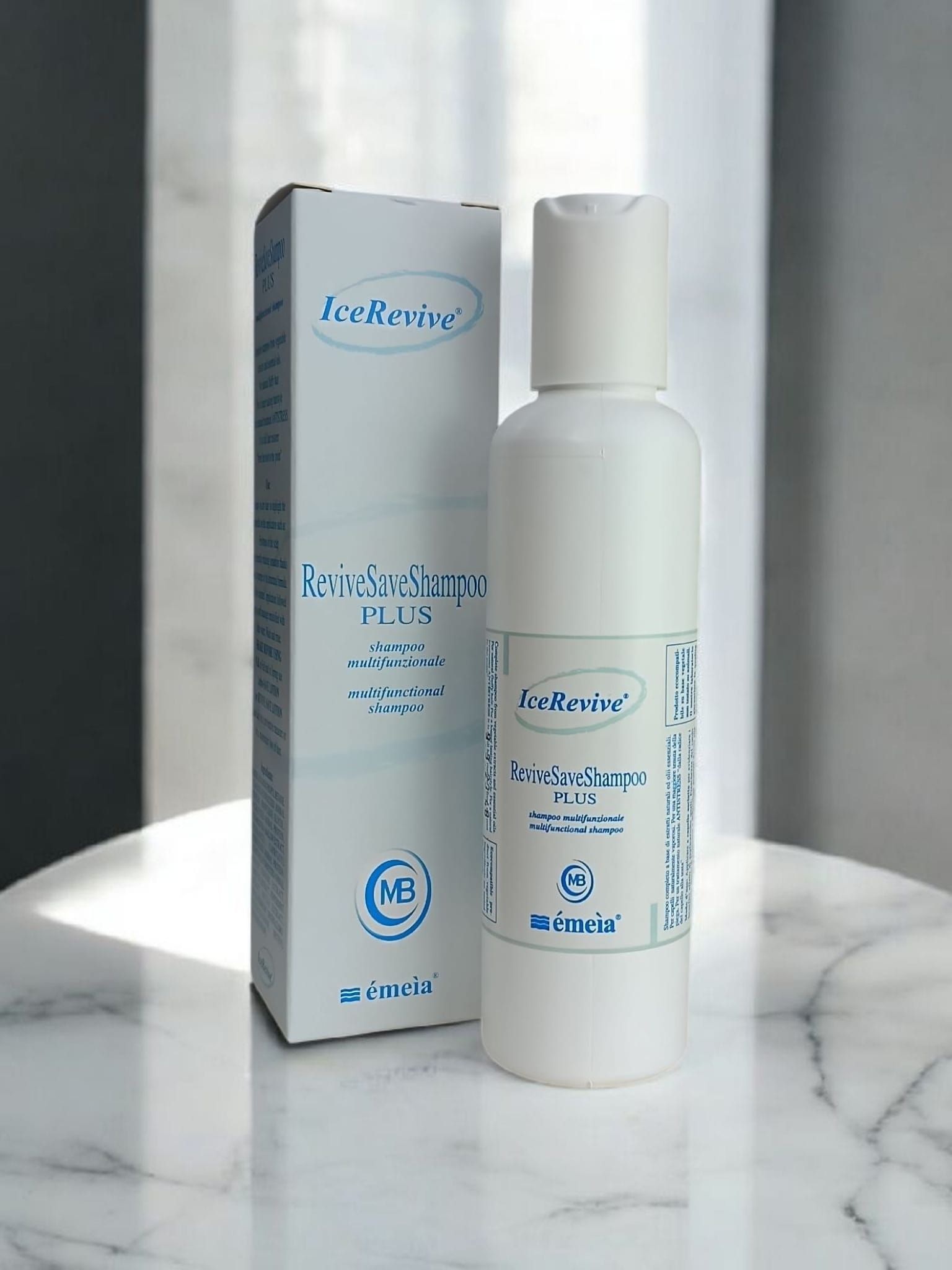 Flacone e scatola bianchi Chémeìa REVIVESAVESHAMPOO PLUS. Scritta IceRevive, ReviveSaveShampoo PLUS, shampoo multifunzionale.