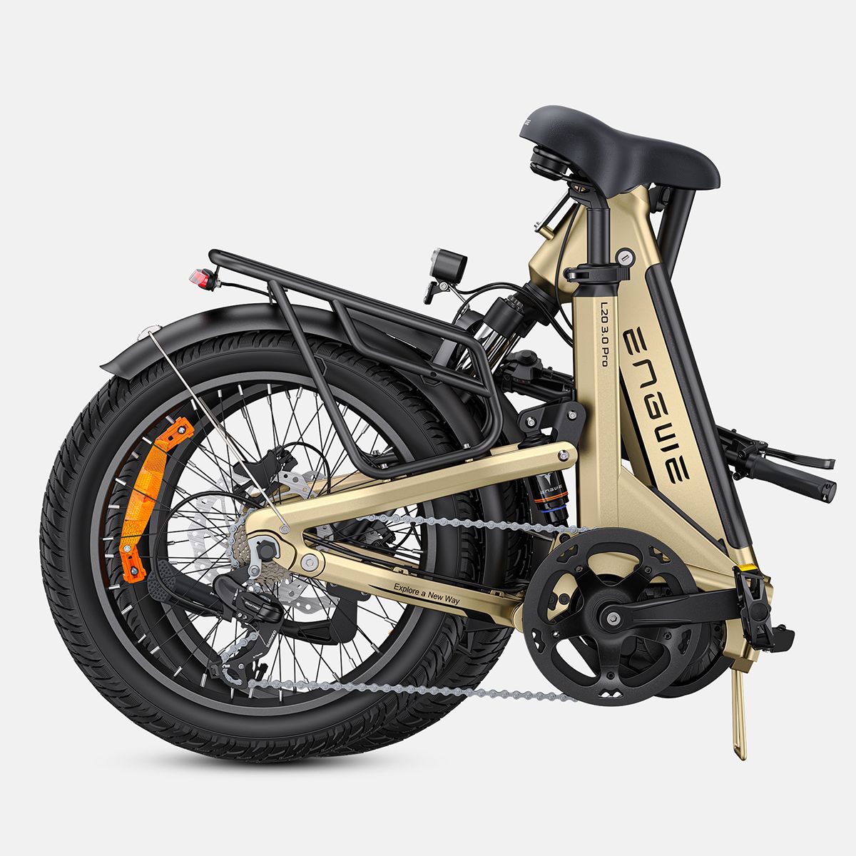 Bicicletta elettrica beige piegata. Pneumatici neri, portapacchi. Marchio ENGWE.