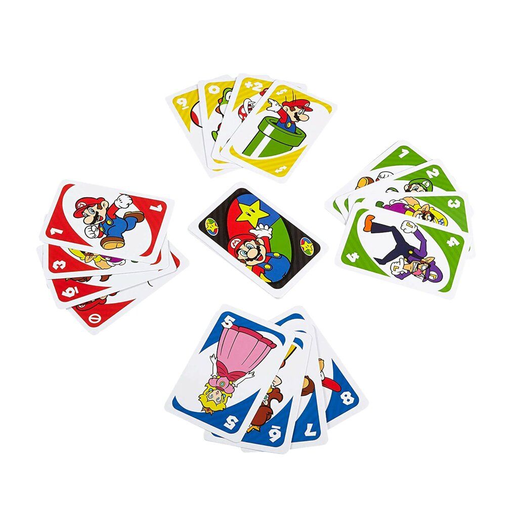 Varie carte del gioco UNO Super Mario Kart. Carte con personaggi di Mario e numeri. Su sfondo bianco.