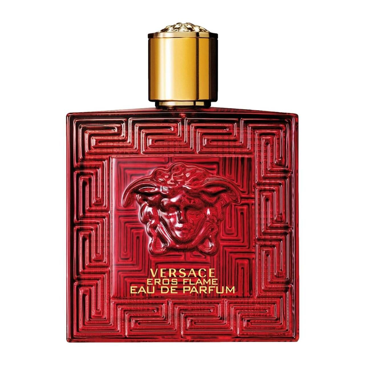 Flacone rosso Versace Eros Flame. Forma quadrata, goffrata. Tappo dorato. Logo e testo.