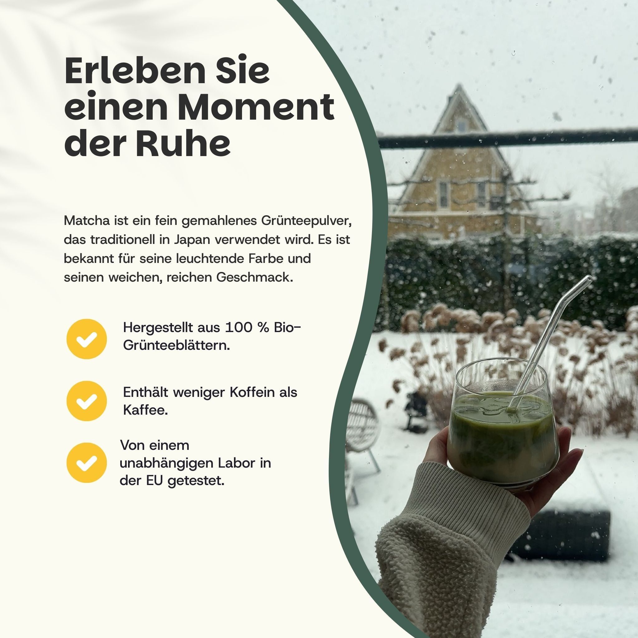 Bicchiere di bevanda verde al matcha davanti a un paesaggio innevato. Testo: Vivi un momento di tranquillità.