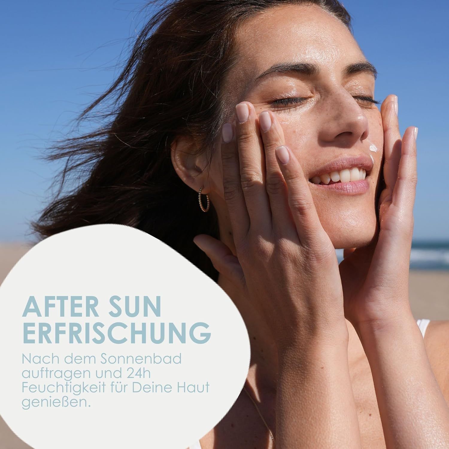 Donna che applica la lozione doposole. Testo: After Sun Erfrischung. Applicare dopo l'esposizione al sole e godere di 24 ore di idratazione.