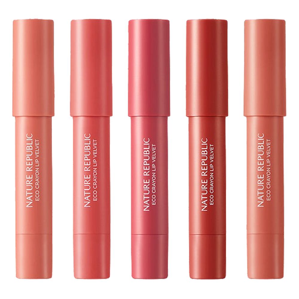 Cinque rossetti in diverse tonalità di rosa. Scritta: NATURE REPUBLIC. Nome prodotto: ECO Crayon Lip Velvet.