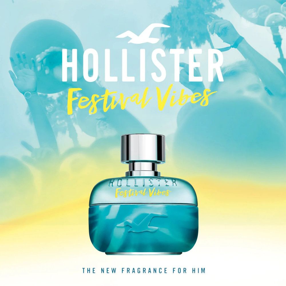 Flacone blu turchese con tappo argentato. Scritta: Hollister Festival Vibes. Sfondo: folla, cielo giallo e blu.