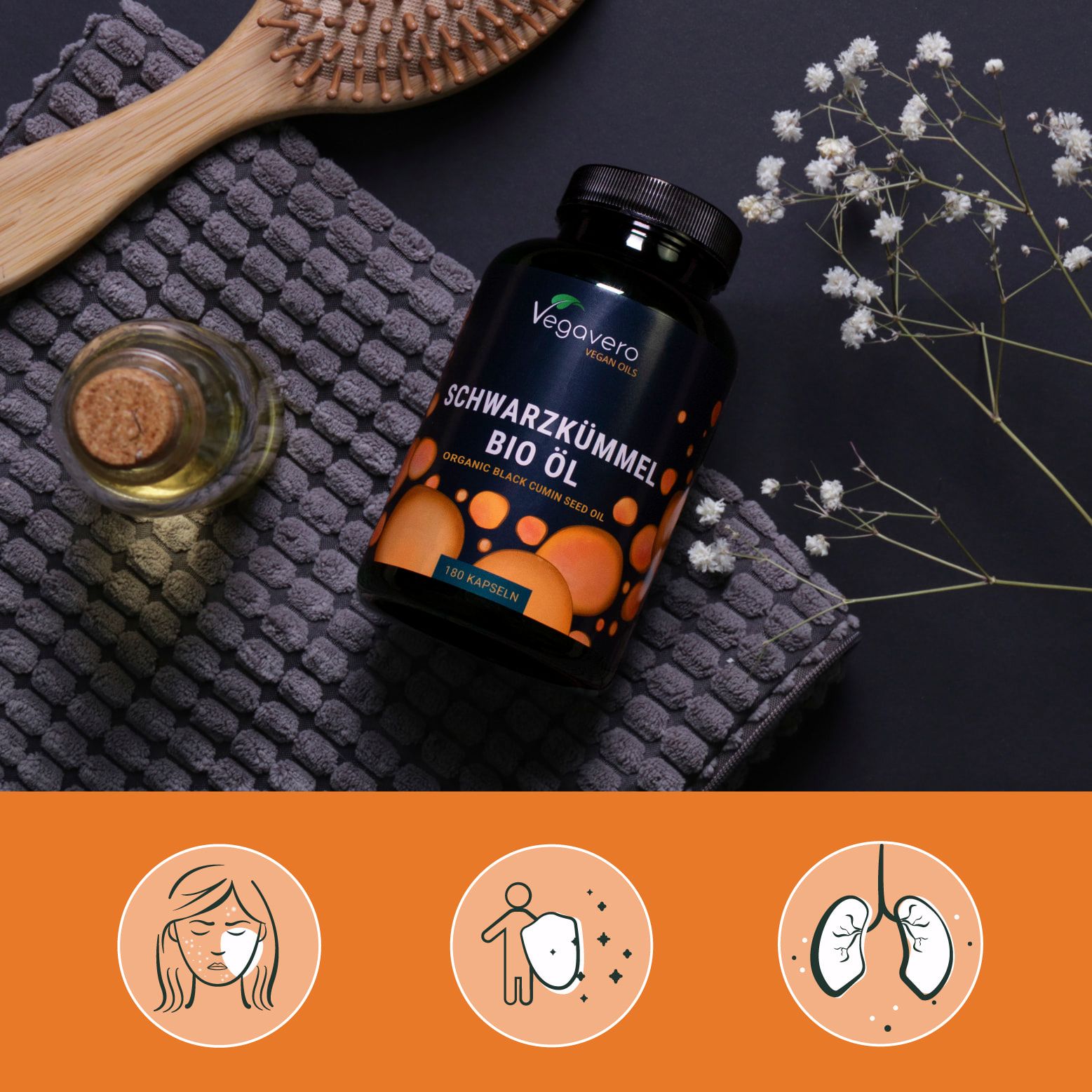 Flacone di capsule, accanto un piccolo flacone di olio e una spazzola. Scritta: Schwarzkümmel BIO Öl. 180 capsule.