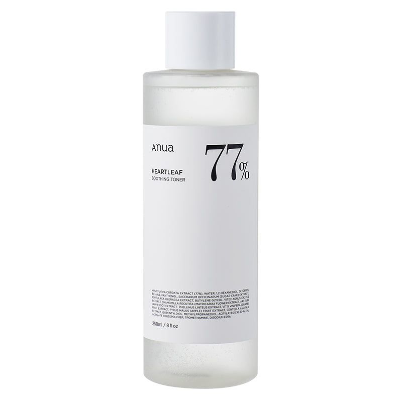 Flacone di toner trasparente con tappo bianco. Etichetta bianca con testo: Anua, 77%, Heartleaf Soothing Toner. Ingredienti e volume.