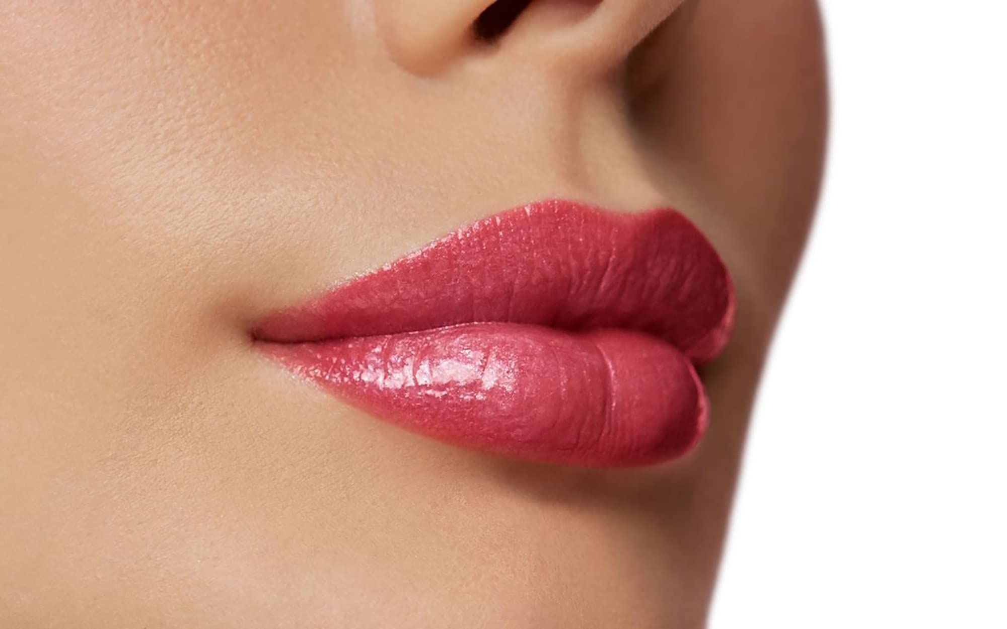 Labbra con rossetto rosso brillante.