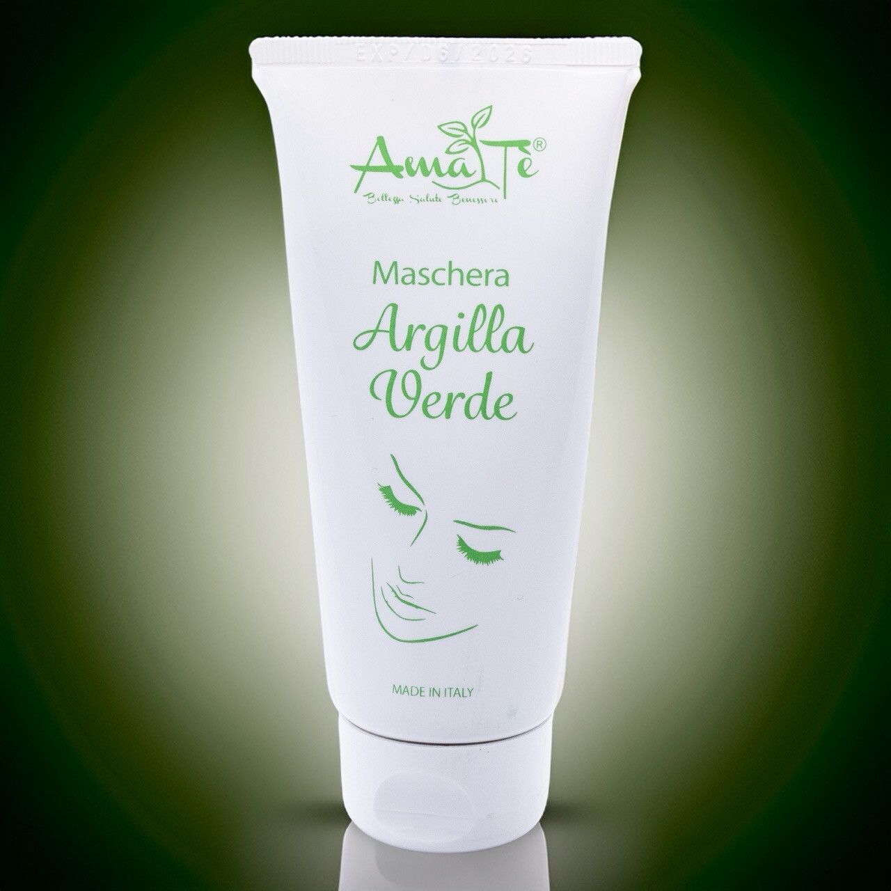 Tubo bianco con stampa verde: Amatè Maschera Argilla Verde. Schizzo di viso. Made in Italy. Confezione del prodotto.