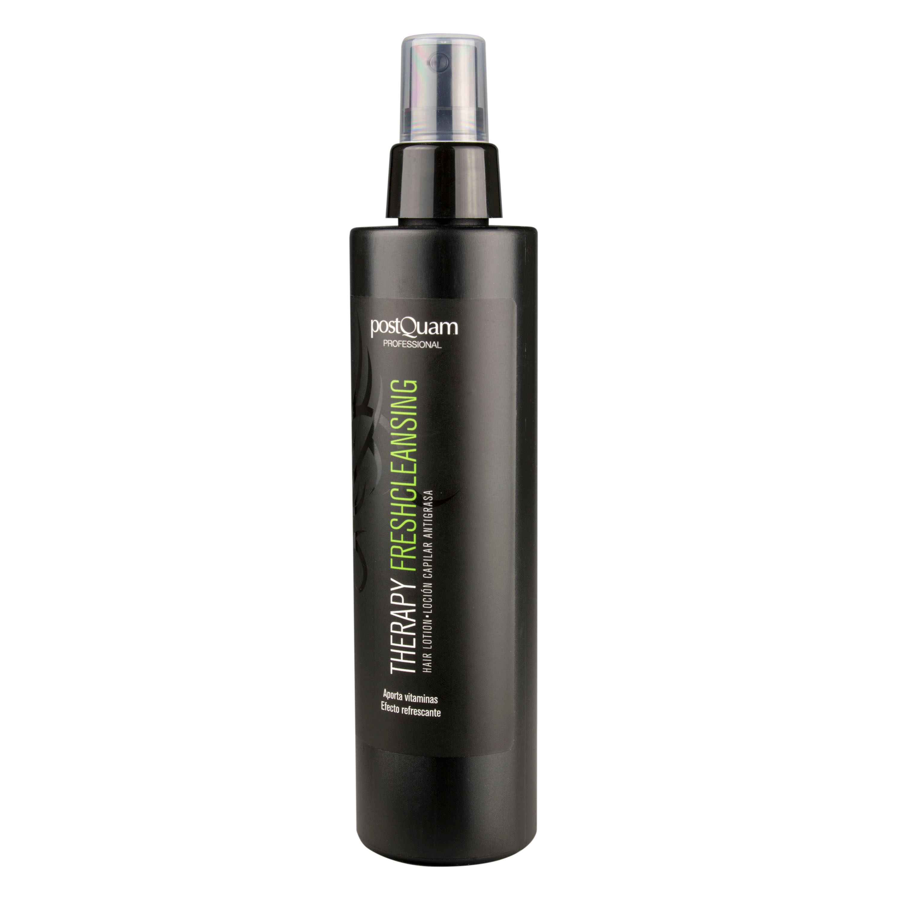Flacone spray nero con scritta "THERAPY FRESHCLEANSING". Marchio PostQuam. Erogatore trasparente.