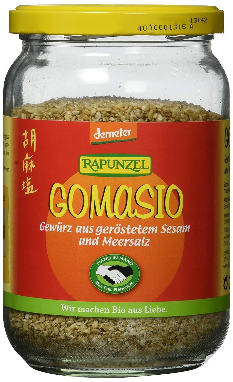 Gomasio Rapunzel, condimento di sesamo tostato e sale marino in vetro, primo piano.