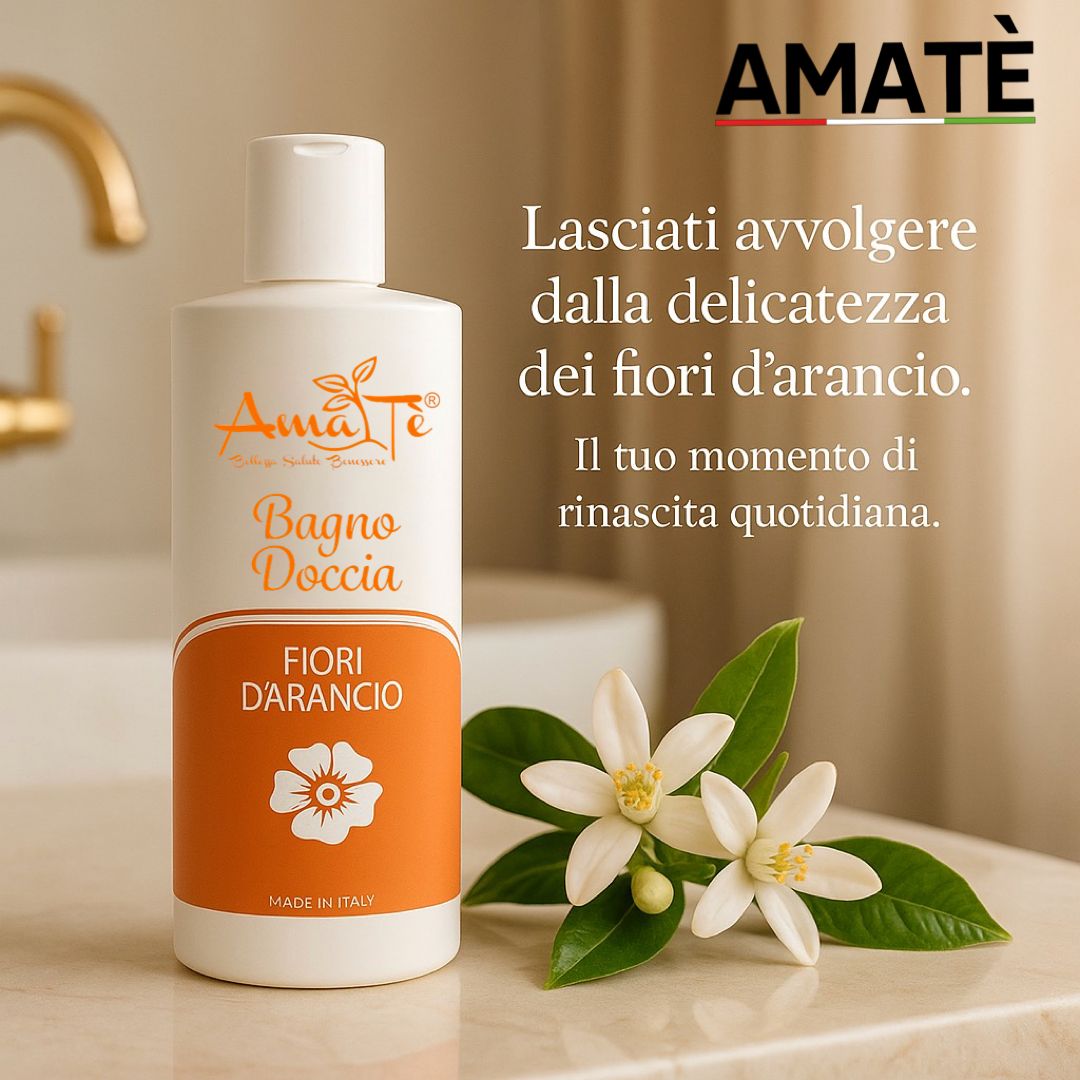 Flacone bianco con etichetta arancione. Testo: Bagnodoccia Fiori d'Arancio. Marchio: Amatè. Fiori e foglie d'arancio.