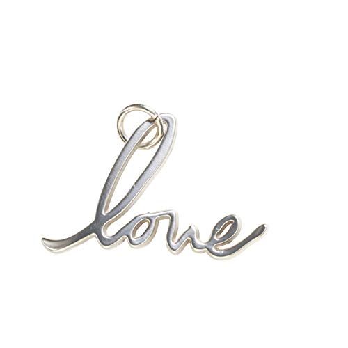 Ciondolo argentato con la scritta "love". Il ciondolo ha un anello per appenderlo.