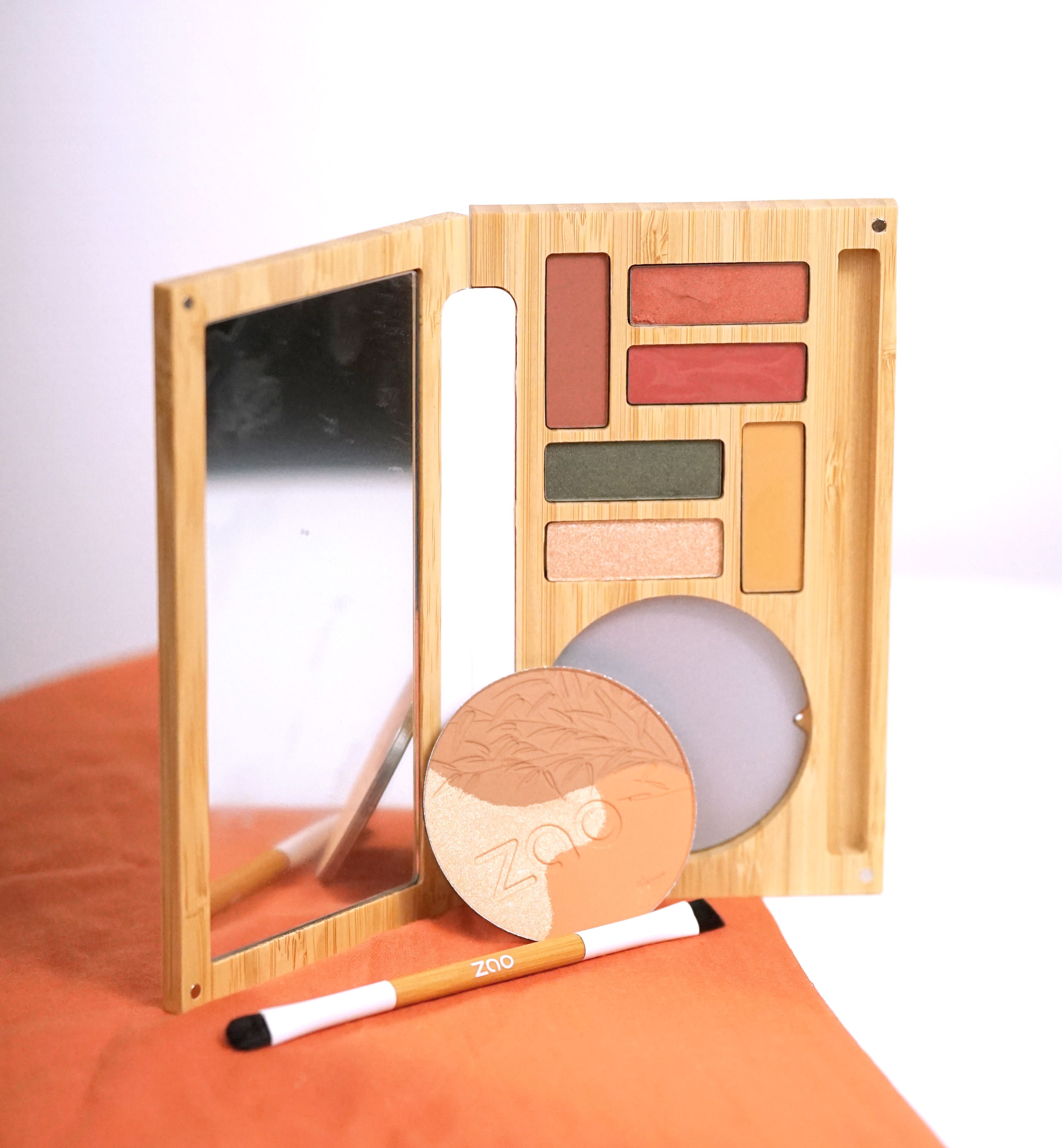 Palette trucco in bambù con specchio, ombretti, fard e pennello. Logo ZAO visibile.
