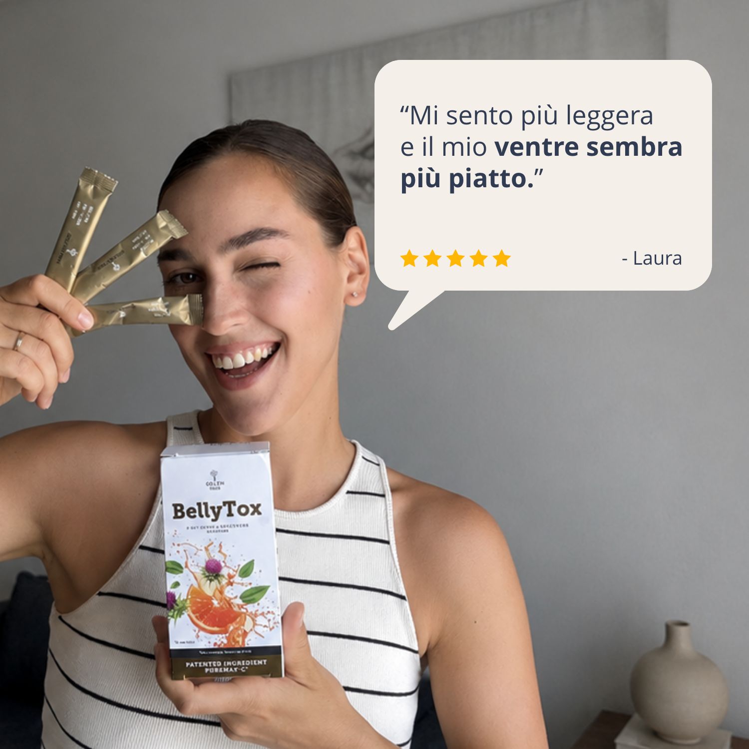 Donna tiene Golden Tree BellyTox e bustine. Citazione: 'Mi sento più leggera, pancia più piatta'.