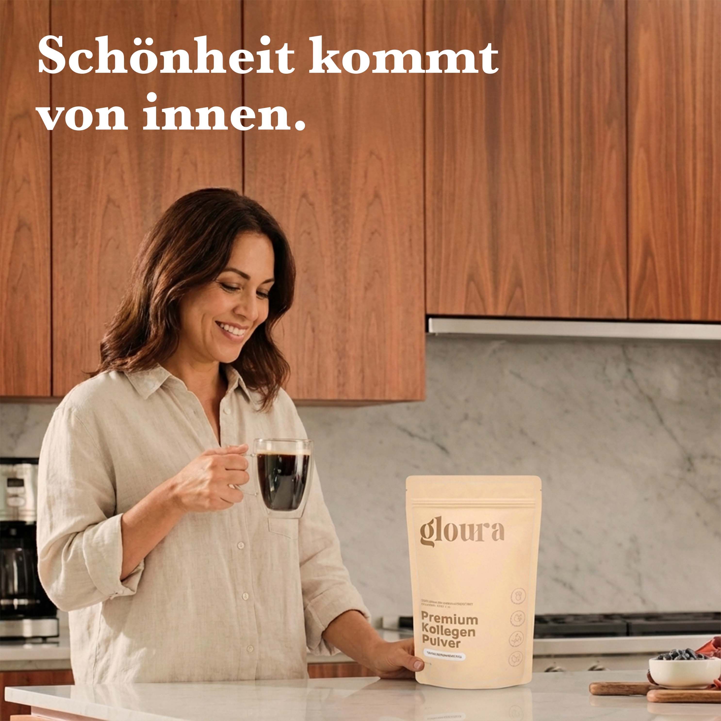 Donna tiene una tazza e un sacchetto di polvere di collagene Gloura Premium. Cucina sullo sfondo.