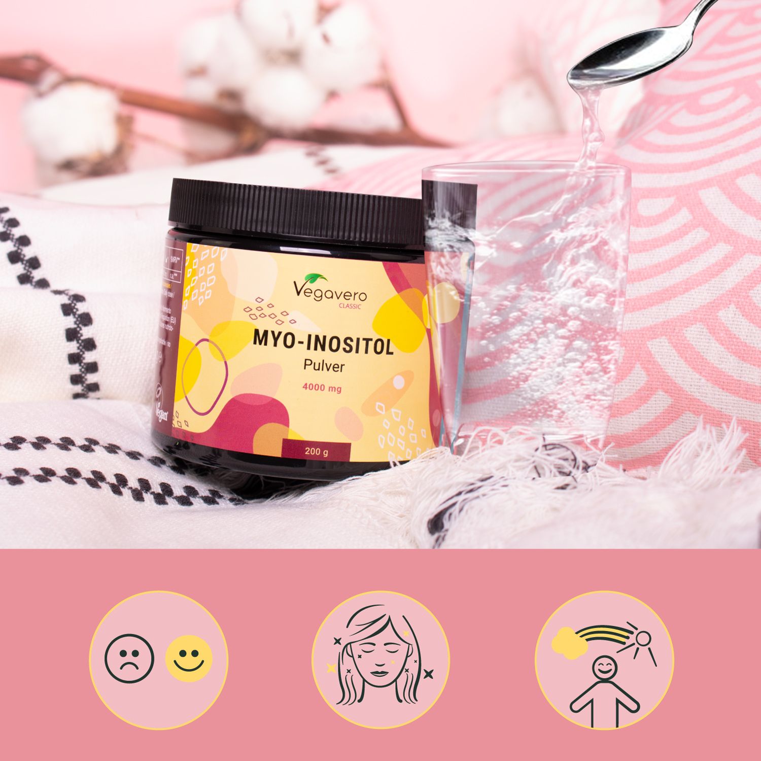 Bicchiere con polvere e acqua. Scritta: MYO-INOSITOL Pulver, 4000 mg, 200 g. Marchio: Vegavaro. Sfondo: coperta.