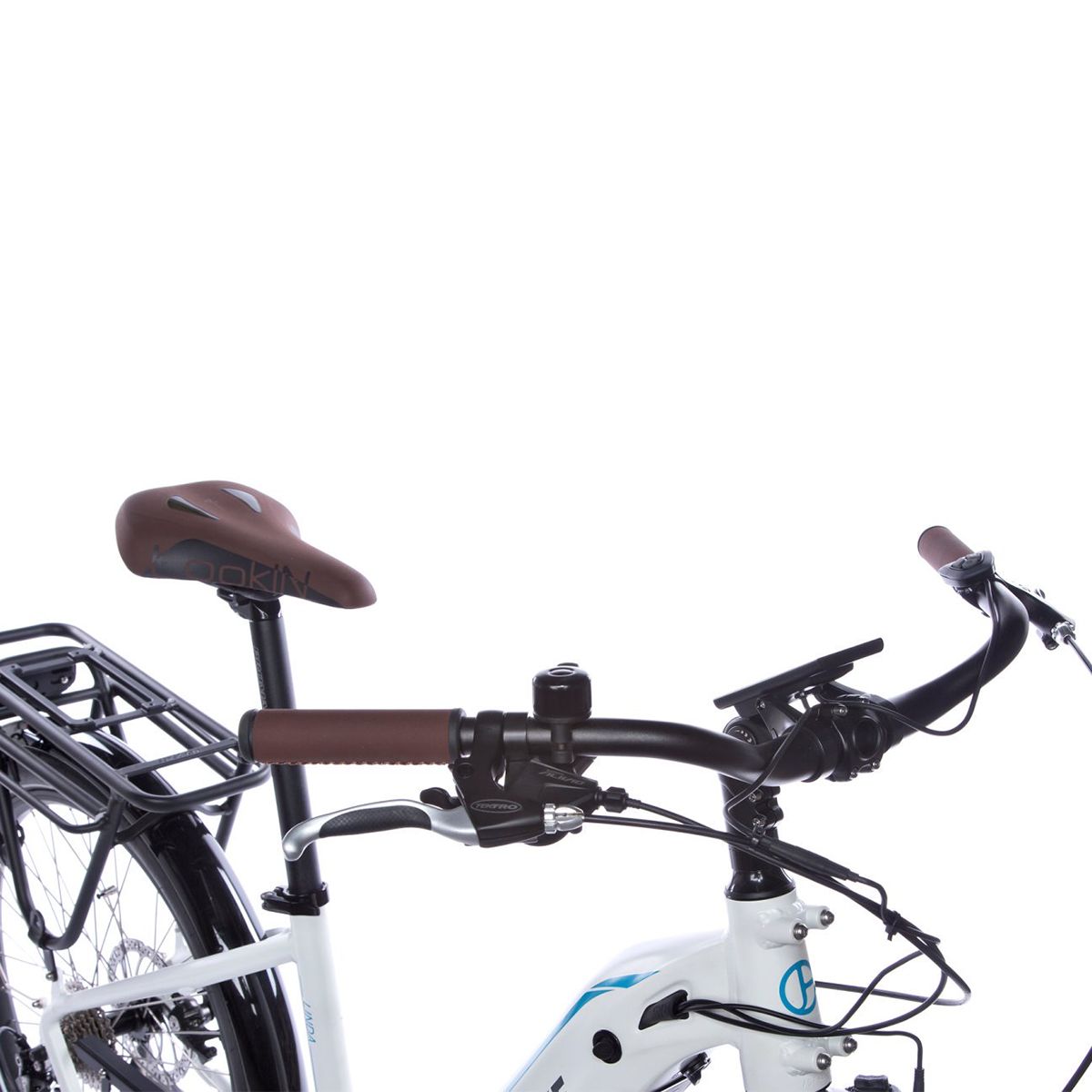Primo piano del manubrio di una e-bike bianca. Manopole marroni, sella marrone. Dettagli neri.
