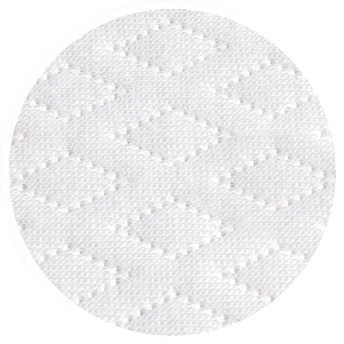 Primo piano di una superficie in tessuto bianco trapuntato con un motivo a rombi. La trama è fine.