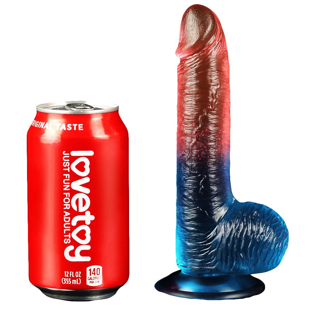 Dildo accanto a una lattina. Testa rossa, corpo blu. Lattina con testo: lovetoy. 12 fl oz.