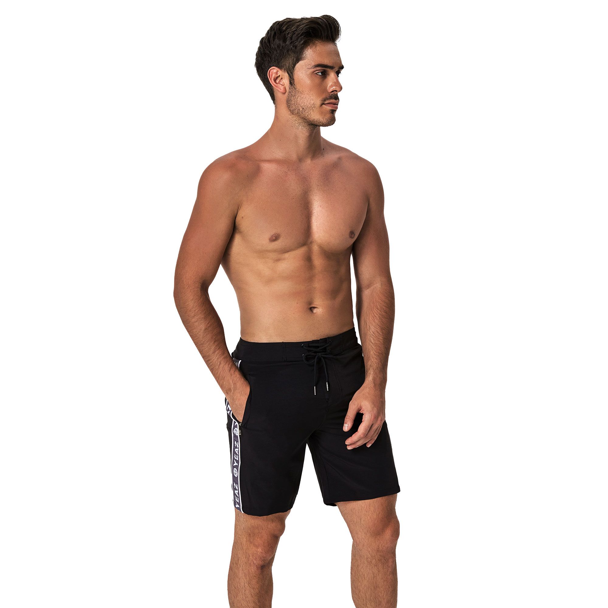 Uomo a torso nudo in pantaloncini neri con striscia laterale bianca e coulisse.