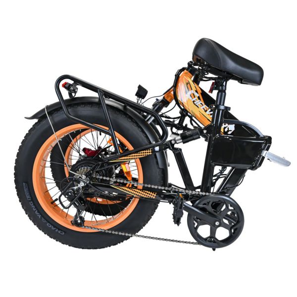 Bicicletta elettrica piegata, nera e arancione. Pneumatici larghi, portapacchi. Logo Cheevalry visibile.